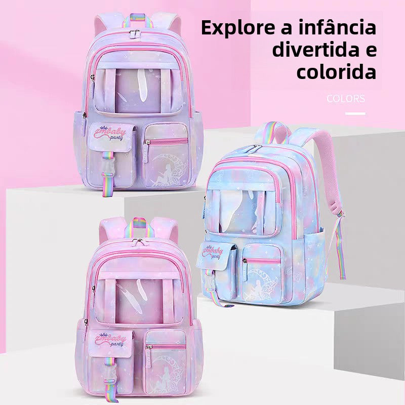 Mochila escolar com estampa de xadrez e bordado delicado