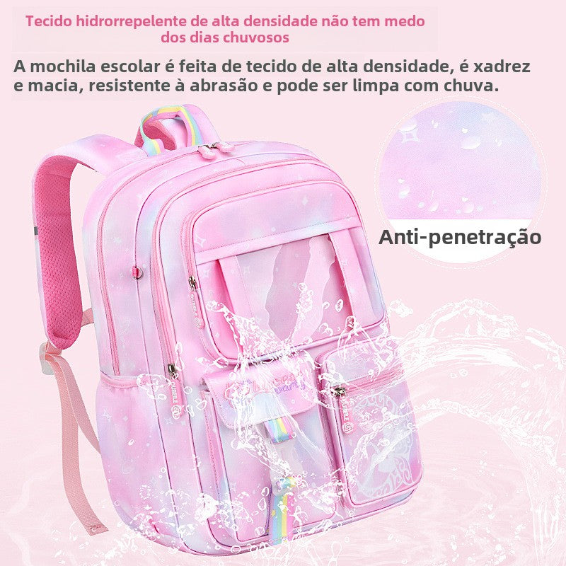 Mochila escolar com estampa de xadrez e bordado delicado