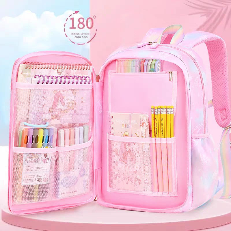 Mochila escolar com estampa de xadrez e bordado delicado